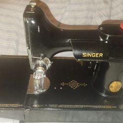 Singer Featherweight 221k Portable Sewing Machine 