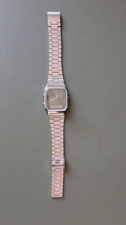 CASIO Vintage style watch - Green Dial and silver metal band - Unisex - worn twice