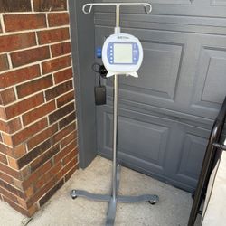 Covidien Kangaroo ePump Enteral Feeding Pump With Roillimg IV Pole 