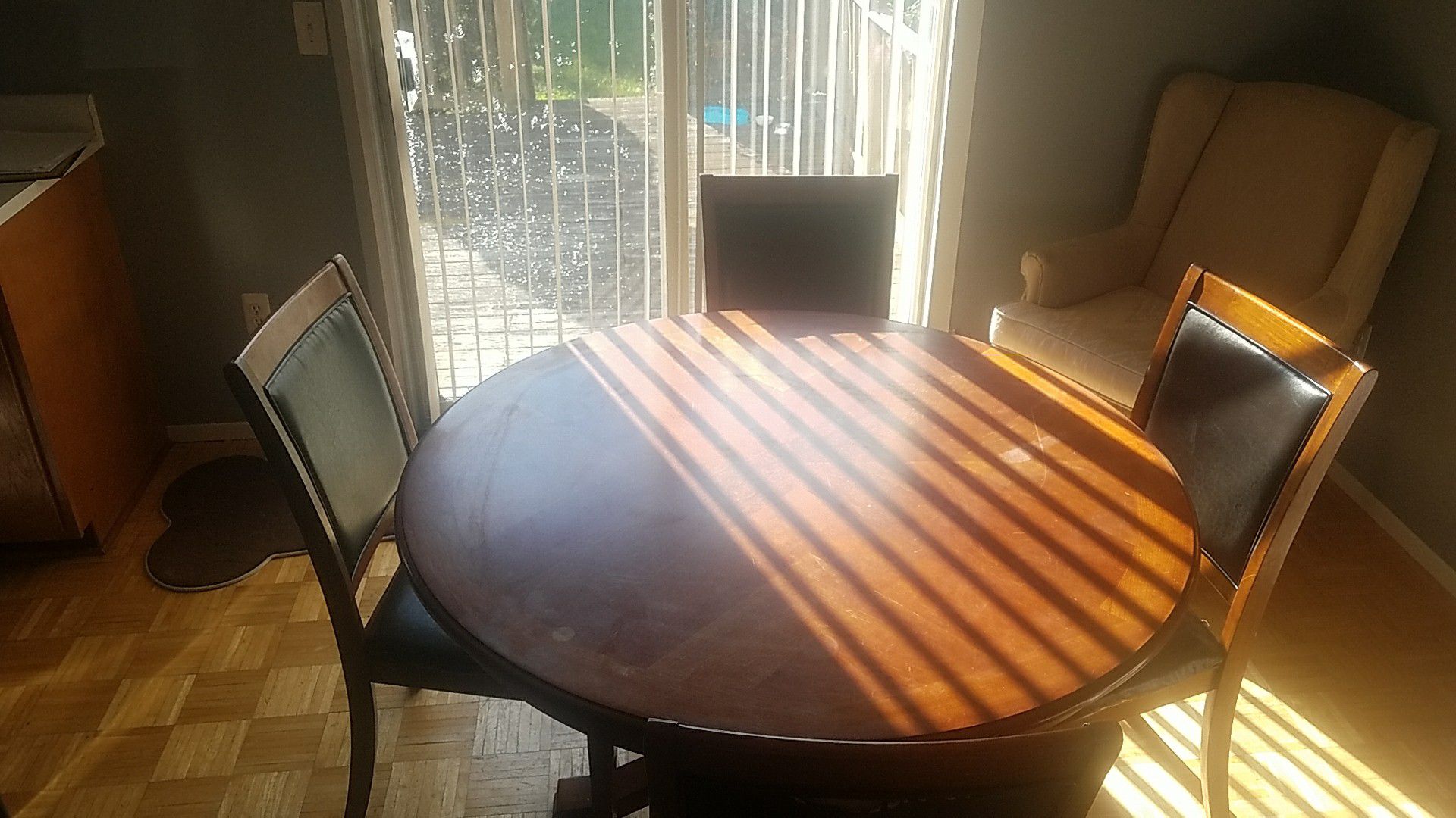 4 chairs and round Table Dining Room or Breakfast knook Table
