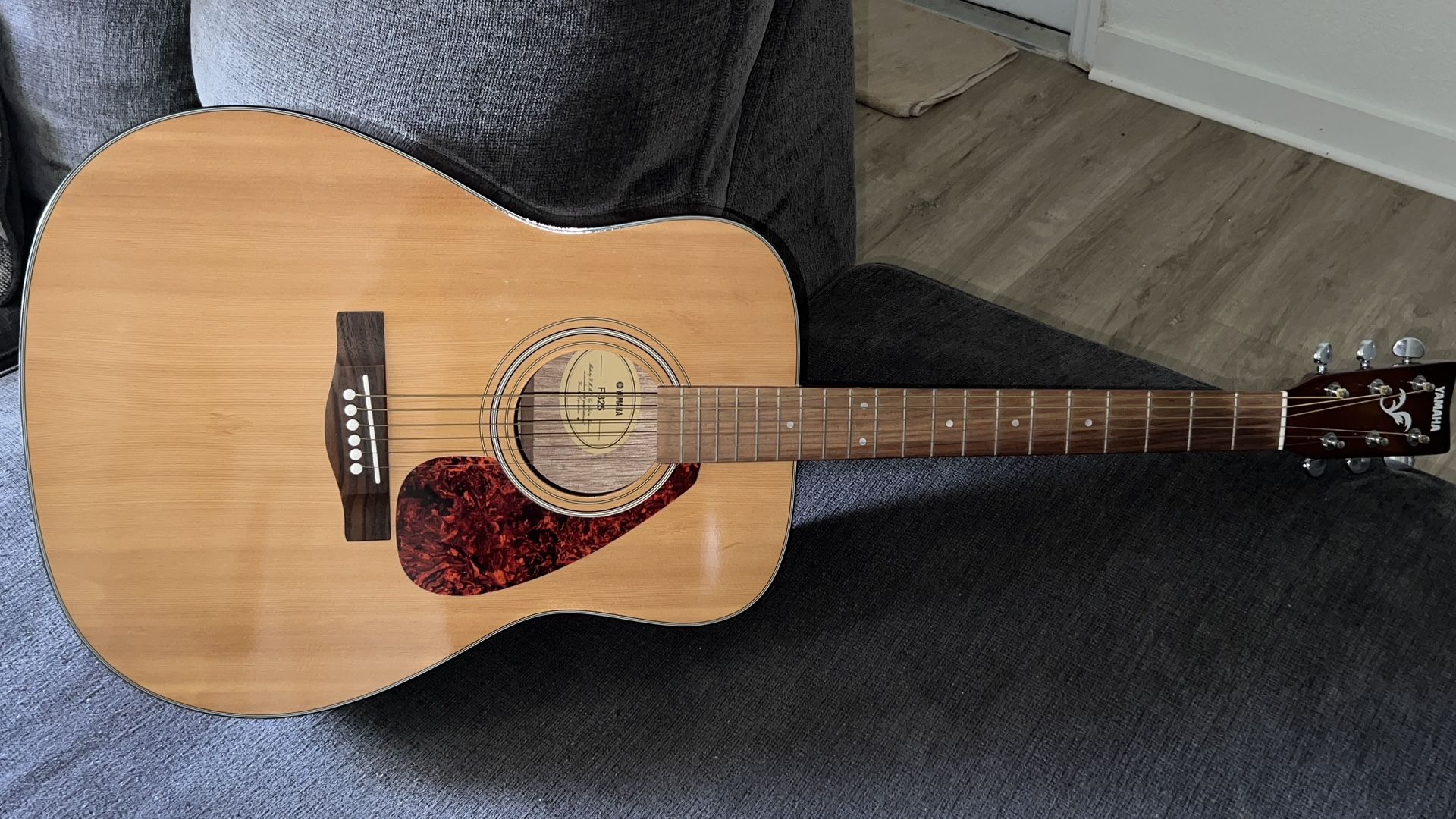 Acoustic Yamaha F325 Guitar
