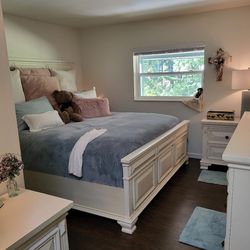 King Bedroom Set And Electric Mattress Frame