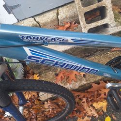 SCHWINN WOMENS MOUNTAIN BIKE. 