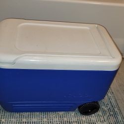 Igloo 38Q Wheelie Cool Rolling  Cooler