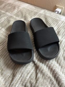 Woman’s sandals size 6