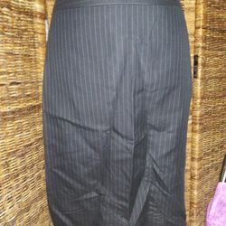 Ann Taylor LOFT Size 4 Skirt Black White Pinstripe Pencil Skirt Fully Lined


Excellent Condition!!


**Bundle and save with combined shipping**


