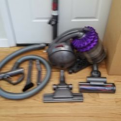 NEW cond DYSON ANIMAL  BIG BALL  , VACUUM   AMAZING SUCTION  , WORKS EXCELLENT   , IN THE BOX 