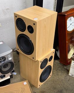 Vintage Yamaha NS-A738 speakers in good working condition.