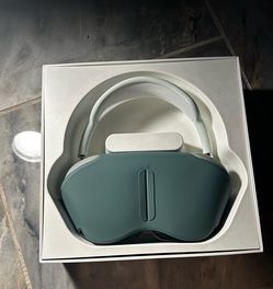 Apple AirPods Max (Green) – Like New with Smart Case & Original Box
