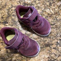 Girl Nikes 6C