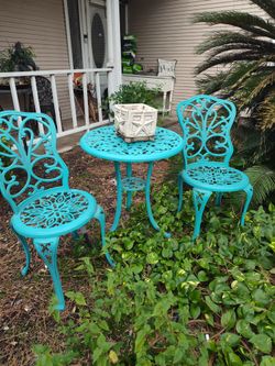 Beautiful very very heavy iron PATIO BISTRO SET AVAILABLE MESA Y DOS SILLAS DE FIERRO PESADO PESADO PESADO