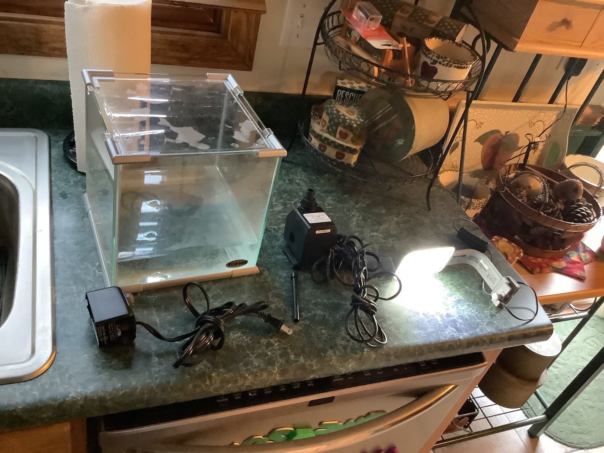 Top Fin 2.6 Gallon LED Light Fish Tank Glass Aquarium Complete Working w/Filters  like new with lots of extras including  Cover with air holes