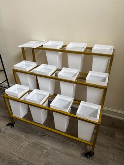 Brand new flower stand / display (missing 1 vase)