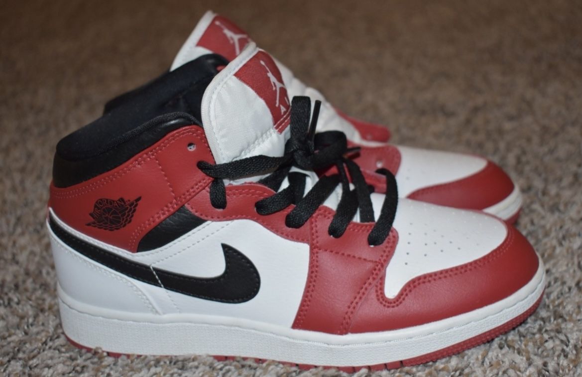 Size 7.5 - Air Jordan 1 Mid Chicago