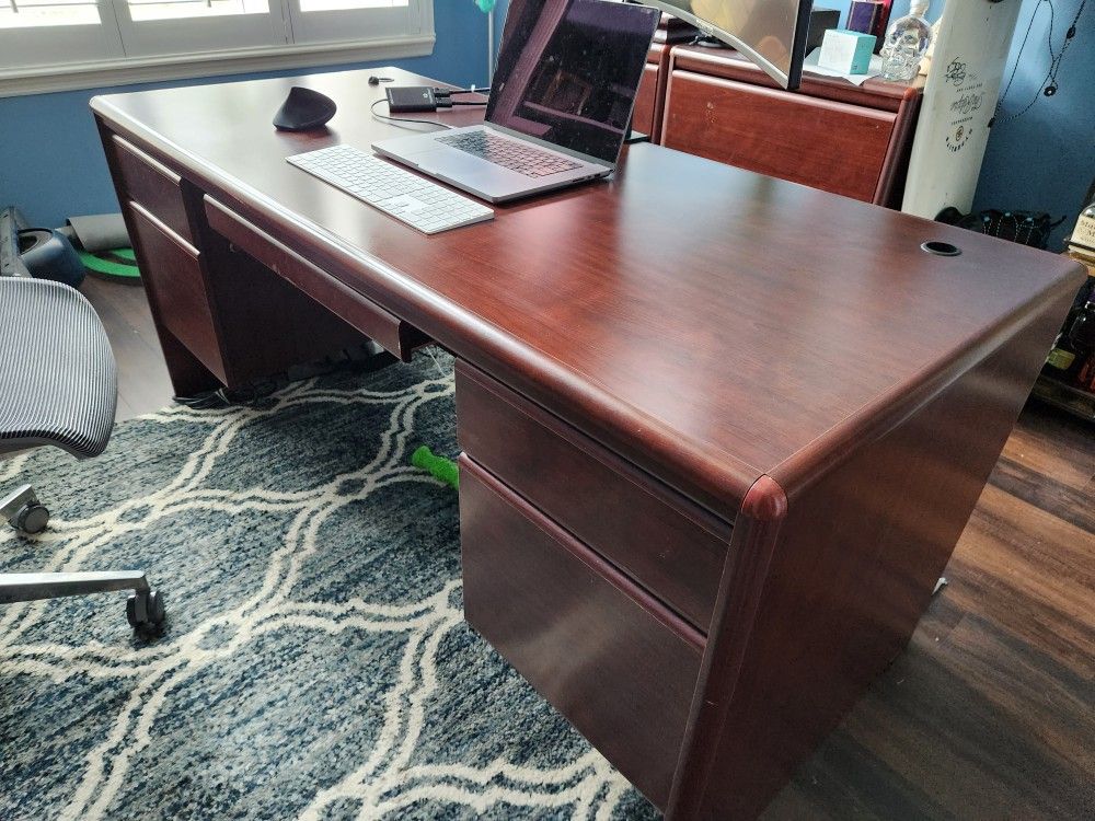 Executive Desk Set