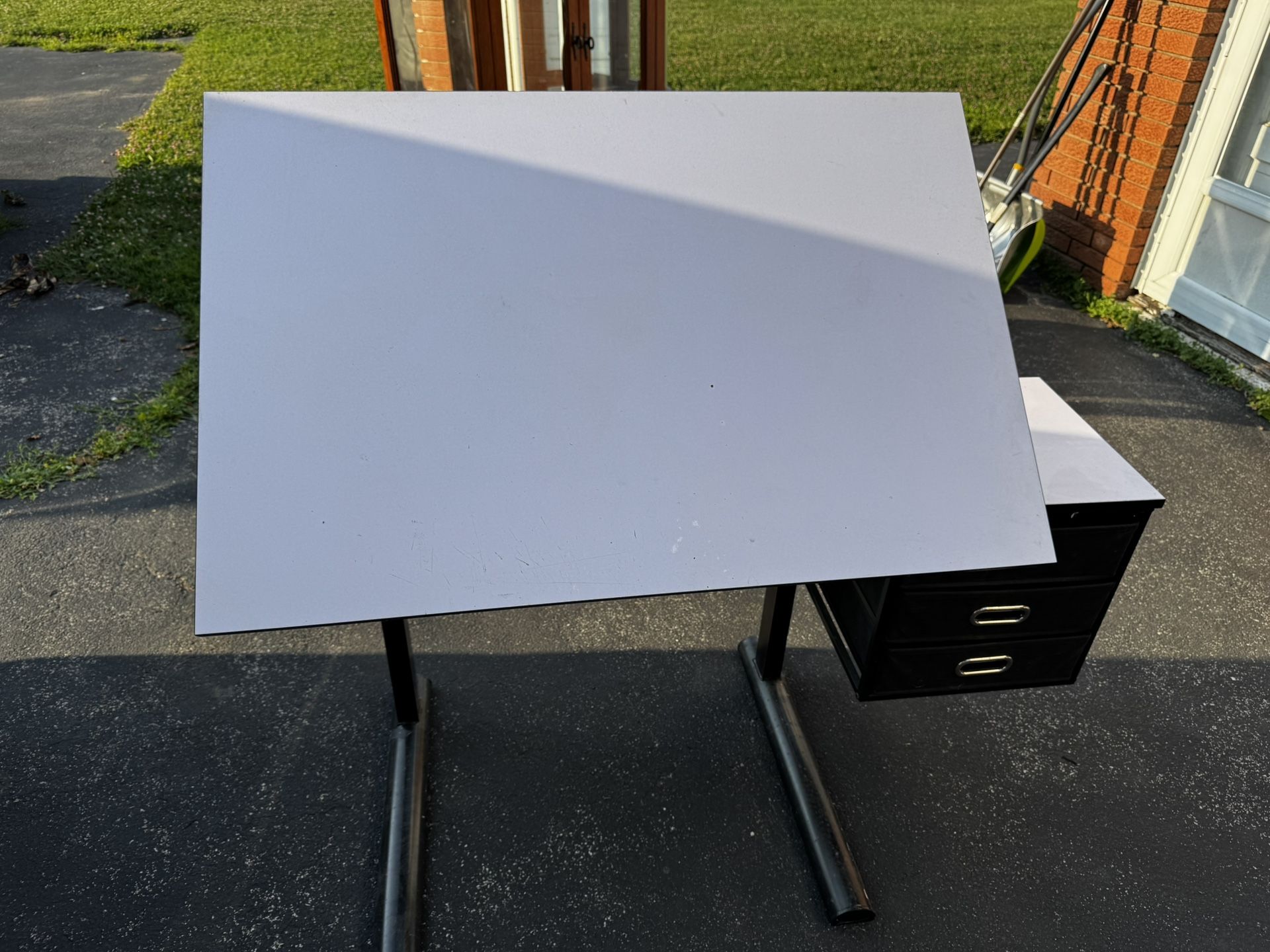 Drawing Sketching Desk That Leans And Tilts