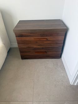Nightstands (x2)