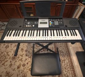 Mint condition Yamaha PSR-E223 Keyboard with Stand & Bench