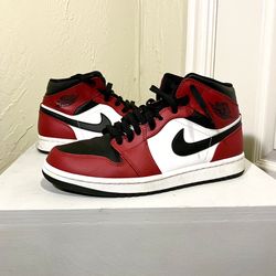 Air Jordan 1 Mids - (8.5)