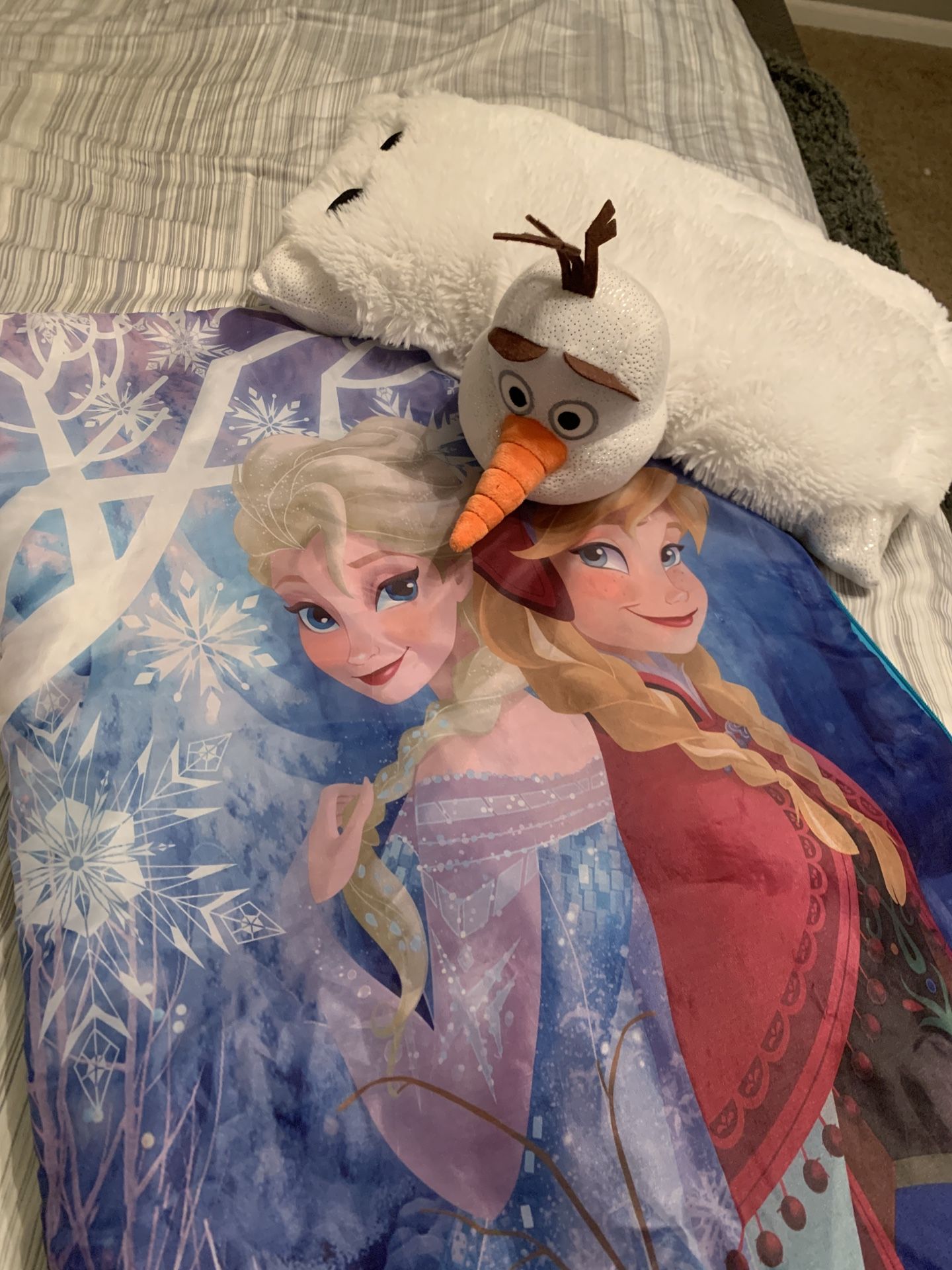 Child Size Frozen Sleeping Bag With Olaf Pillow