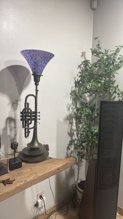 Bronze trumpet lamp