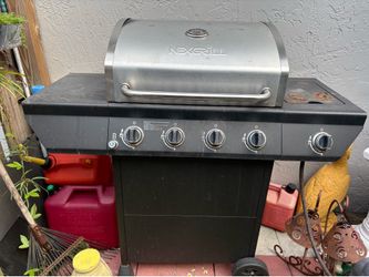 Grill- works, pipes can be changed soon but still work. 4 burners +1 extra. West Boca