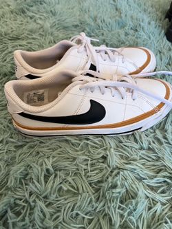 Boys Nikes size 3.5 in big kid sizes
