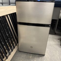 GE Mini Fridge / freezer