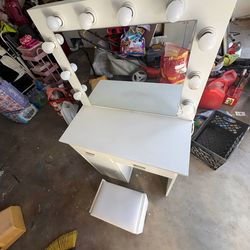 White vanity/chair