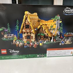 LEGO Disney Snow White and the Seven Dwarfs' Cottage