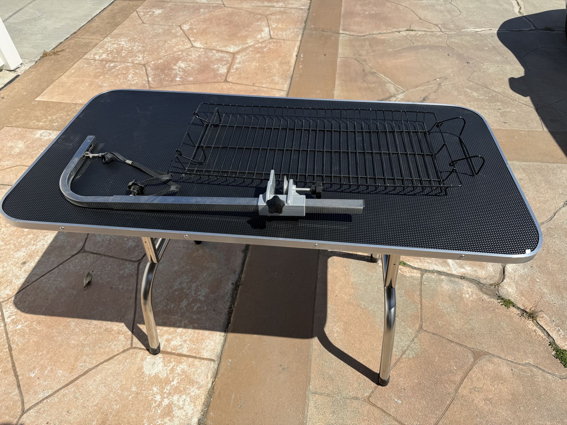 Dog grooming table