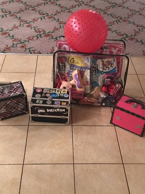 Package deal 3 make up boxes and a bag full of toys