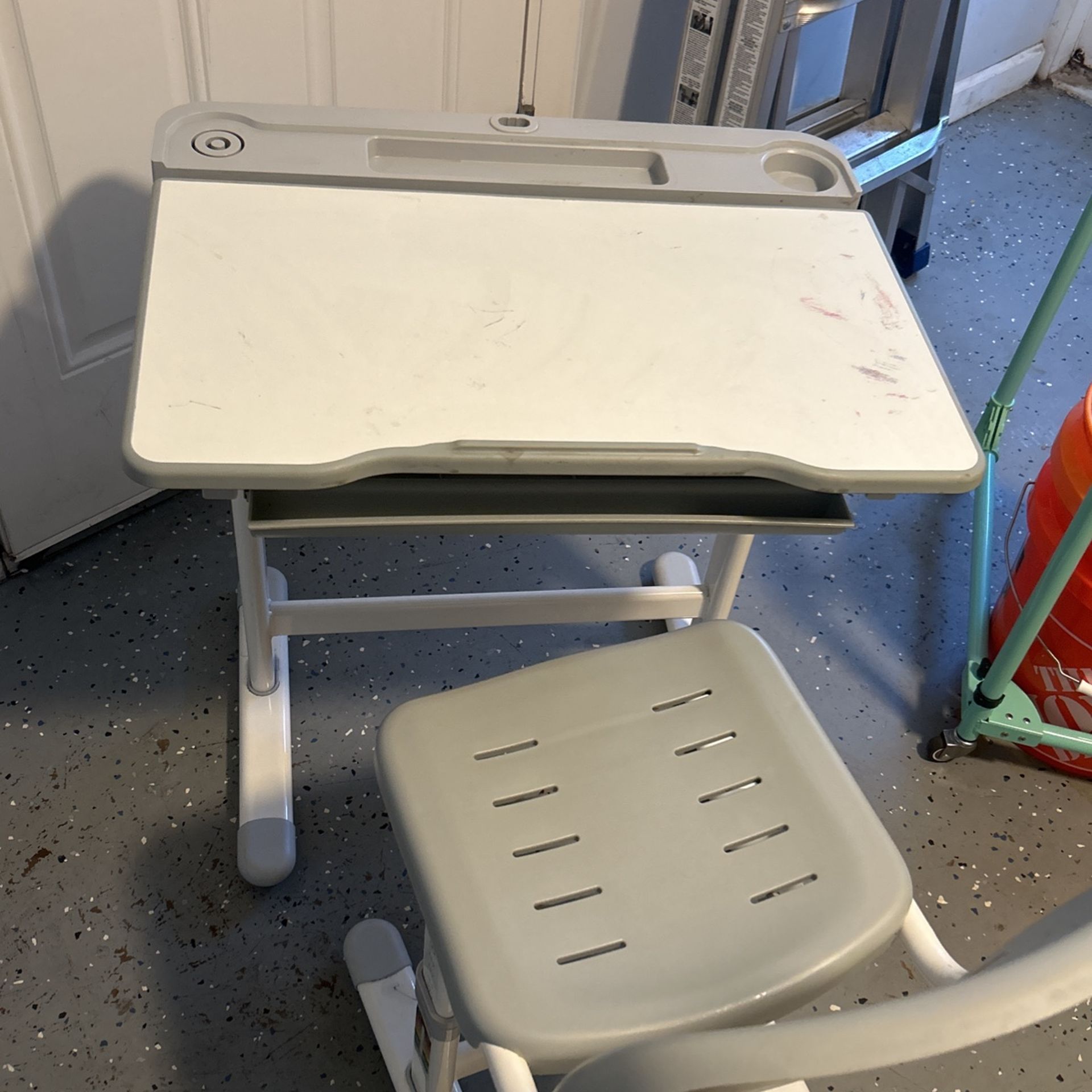 Children’s Desk With Chair