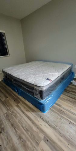 NEW KING-SIZE PILLOW TOP MATTRESS AND BOX SPRING 🆕️
