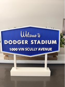 LA dodgers welcome scully sign