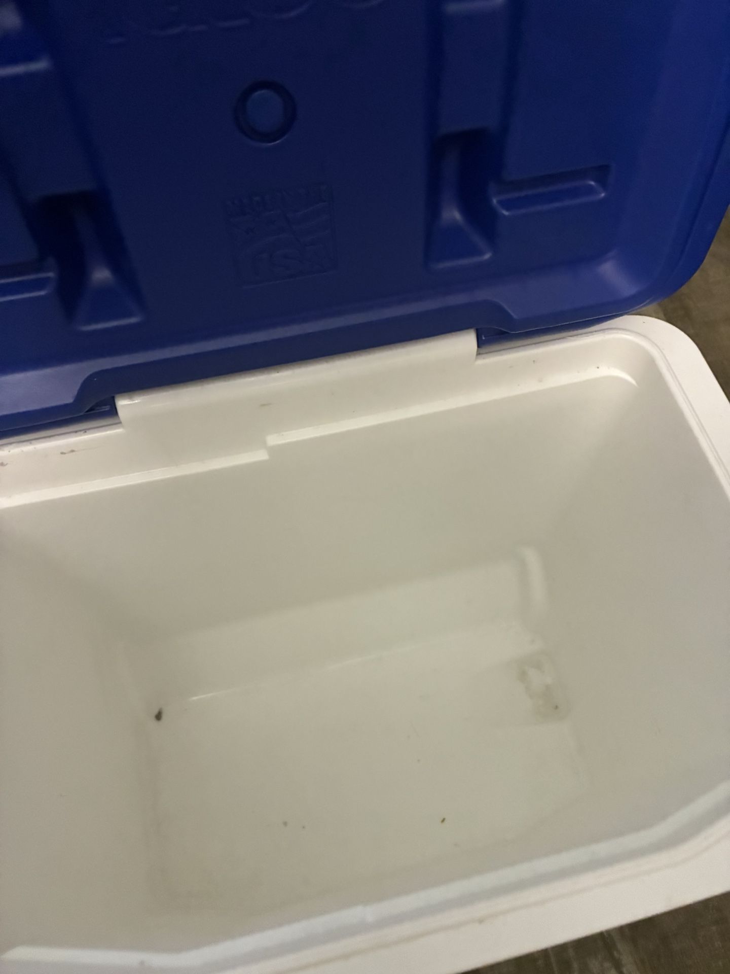 Igloo Profile II 28 Qts Roller Cooler