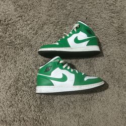 Jordan 1 Mid Size 7Y