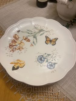 8 Lenox    Very Beautiful  Dinner  Plates
