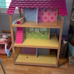 Doll House And Accessories 