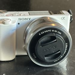 Sony Alpha ZV-E10 - APS-C Interchangeable Lens Mirrorless Vlog Camera Kit - White 