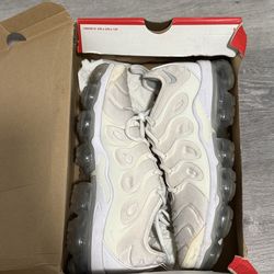 White vapormaxes plus size 10.5 (used)