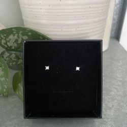 14k White Gold Diamond Earrings