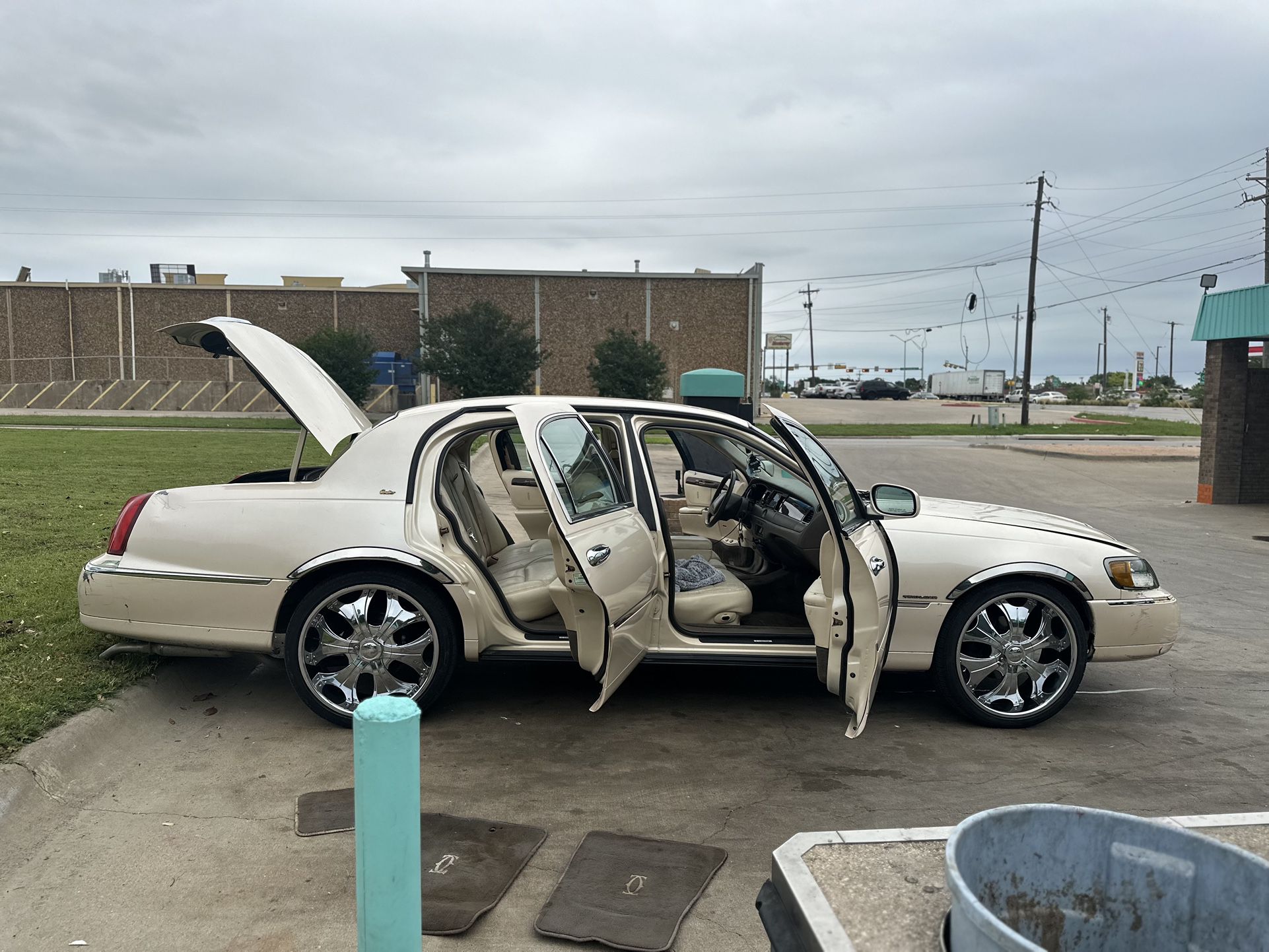 1998 Lincoln Town Cartier