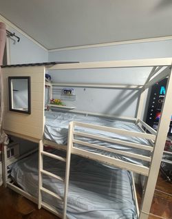 Twin bunk bed