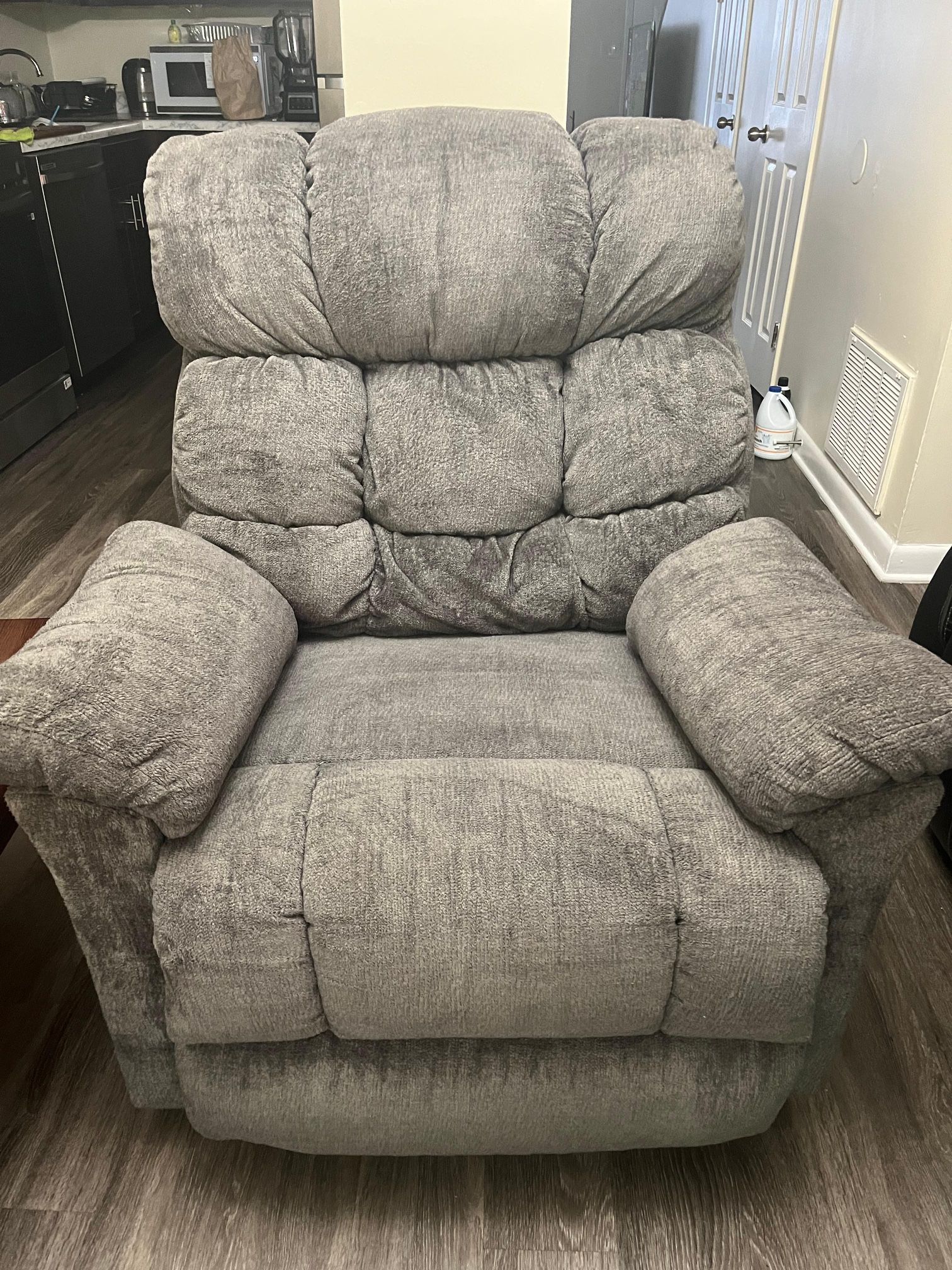 Large and Comfortable Recliner – Great Condition