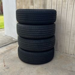 Tires  Semi Usadas  En Buenas Condisiones Con Todo Rinms 