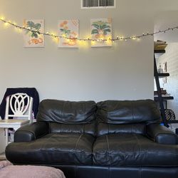 Brown Leather Loveseat – Comfy & Stylish, Gently Used
