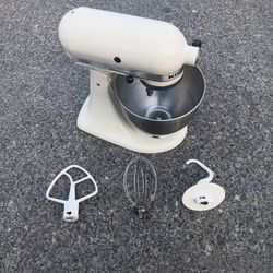 Kitchenaid KK45SS 250watts 4.5qt Tilt Stand Mixer Vgood Condition. For Pick Up Fremont Seattle. No Low Ball Offers Please. No Trades. Yes I Have It ¿
