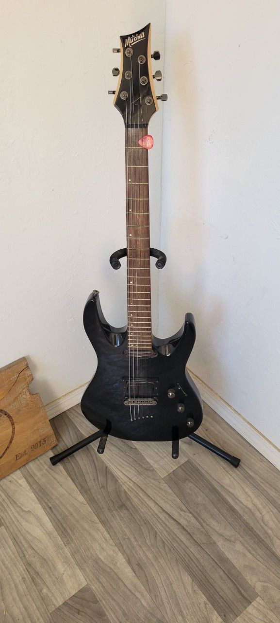 Mitchell MD200 Electric Guitar And Peavey Vyper Amp
