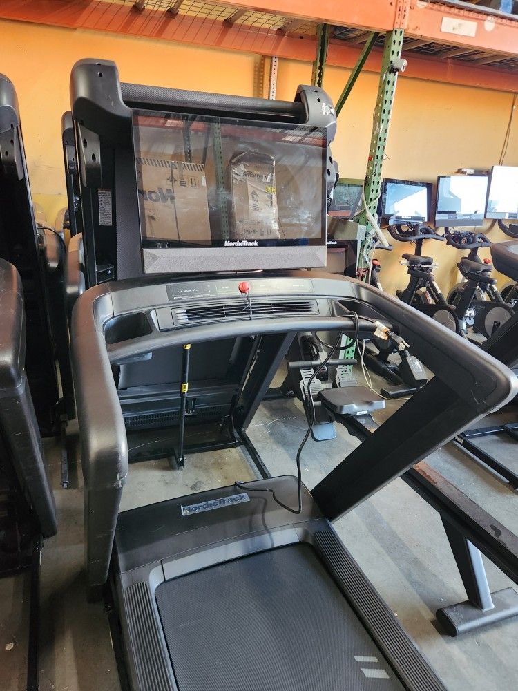 2025 model Nordictrack Commercial 2450 Treadmill 24" screen - 1600$